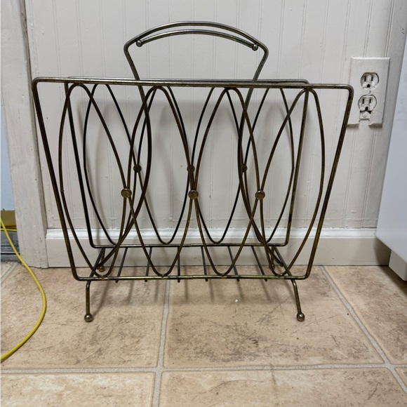 Vtg MCM Atomic Brass Crosswire V-Shape Top Coil Handle Magazine Rack Ball Detail